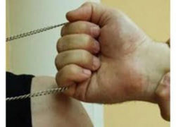 В Таганроге у 18- летнего парня сорвали цепочку
