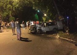 Видео столкновения легковушки с бетонным столбом в Таганроге попало Интернет