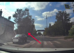 Этому видео таганрожцы посвятили огромный пост в сети из-за безумного манёвра