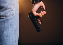 Нетрезвый пассажир такси угрожал водителю пистолетом 