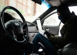 Таганрогский автомобильный воришка не гнушается жвачкой и сигаретами