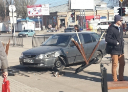 У Центрального рынка машина врезалась в ограждение