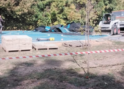 «Неразумное расходование средств?»: в роще «Дубки» в Таганроге снимают новое резиновое покрытие