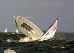 В Таганрогском заливе едва не утонул 8-летний яхтсмен