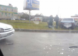 В Таганроге легковушка вылетела на клумбу 