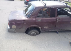 В Таганроге автомобиль провалился под асфальт
