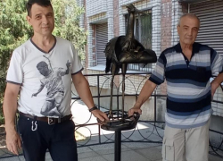 Говорят, "Детей приносят аисты": бронзовая скульптура этой птицы появилась у родильного дома Таганрога