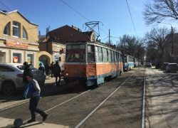 В Таганроге 12 трамваев ожидали, когда автоледи  освободит им путь