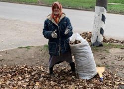 Бабушка из Таганрога убирает улицы просто потому, что не любит мусор
