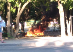 В Таганроге полностью сгорел мотоцикл возле школы