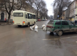 Строительные мешки посреди дороги создают аварийную ситуацию в Таганроге