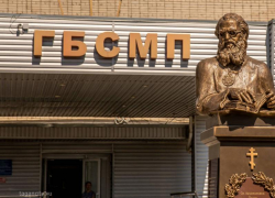 В Таганроге в Международный день «Врачи мира за мир» у здания ГБСМП установили памятник