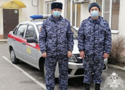 Росгвардейцы Таганрога помогли потушить горящий автомобиль