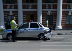 Маневр самоуверенного таганрогского автолюбителя привел к ДТП с патрульной машиной