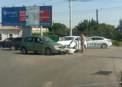 Такси и отечественное авто не поделили дорогу в Таганроге