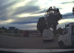 "Уступить дорогу на кольце?Не слышал!", - очередной запрещенный маневр удивил таганрожцев