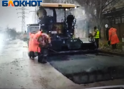Таганрожцы спрашивают, можно ли укладывать асфальт в дождь…