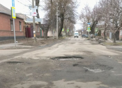 Глава Таганрога говорит о единении народа, а горожане "бомбят" чат жалобами на убитые дороги