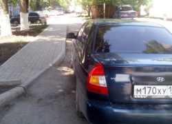 Таганрожцы не оставляют в покое тех, кто по-хамски паркуется, закрывая проезды коляскам