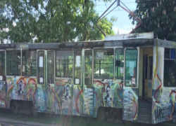 "Недограффити" или "новый арт-объект": "убитый" трамвай с изображением Чехова ездит по улицам города