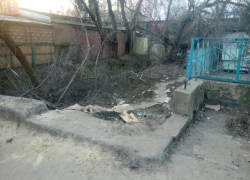 Кто облагородит район Нового вокзала в Таганроге: разбиты тротуары, кругом мусор и ветки