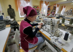 Таганрогские волонтеры шьют теплые вещи военнослужащим 