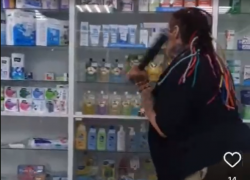 Таганрогская зоозащитница разбила витрину аптеки