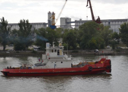 У причала в Таганроге на дно легло судно с дизельным топливом