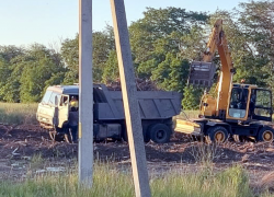 Несмотря на вовлеченность федеральных структур, вырубка спорной лесополосы на границе Таганрога продолжается