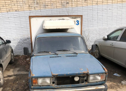 Кладбище машин посреди Таганрога: пятиэтажка окружена автохламом