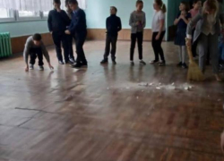 В Таганрогской школе на третьеклассницу обрушился потолок