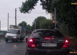 В Таганроге грузовик на ходу развалился на части