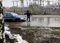 В Таганроге новый водоём по Пархоменко «поглотил» автомобиль