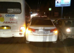 Большой дорожный затор устроили попавшие в ДТП три автомобиля в Таганроге