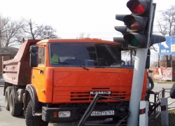 В сети появился видеоролик с моментом столкновения КАМАЗа со светофором