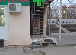 Пойти в аптеку на своих двоих, а вернуться на костылях: полоса препятствий в Таганроге