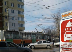  Иномарка  не успела проскочить перекресток и врезалась в трамвай в Таганроге