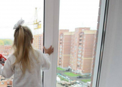   В Таганроге выпал из окна 4-го этажа ребенок