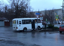 В Таганроге маршрутки устроили дрифт на обледеневшей дороге