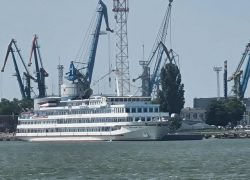 Первый пассажирский теплоход "Константин Федин" прибыл к новому причалу в Таганроге 