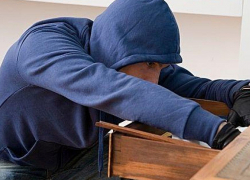 Полиция Таганрога задержала 19-летнего парня, обокравшего горожанку