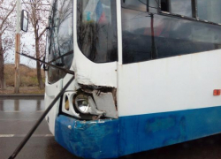 В Таганроге лихач на легковушке подрезал троллейбус