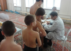 Врачи нашли кожные заболевания у троих детей в «Красном десанте»