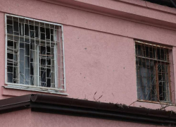 Губернатор Юрий Слюсарь посетил поврежденный дом в Таганроге и пообещал восстановить окна до холодов