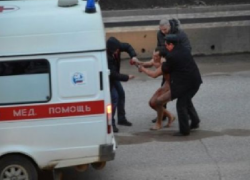 В Таганроге мужчина «под спайсом» разбил себе голову и выпрыгнул с третьего этажа