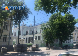 Ещё раз сдвинут сроки? Возле дворца Алфераки рабочих не найти
