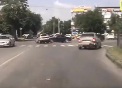 В Таганроге дорогу не поделили «Jaguar» и отечественная легковушка
