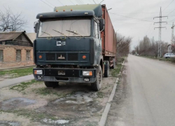 Заехал на траву — плати: таганрогским водителям рассказали сколько стоит парковка на газонах