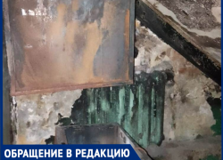 В Таганроге выгорела часть подъезда, причину пожара жители до сих пор не могут узнать