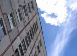 В Таганроге молодой человек выпал из окна